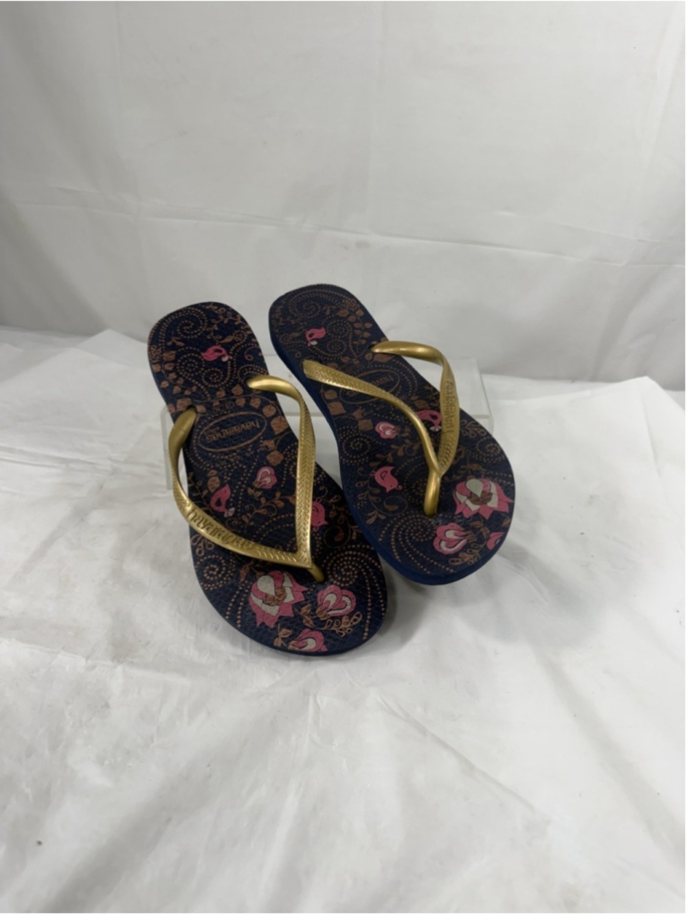 Havaianas Rubber Thong Flip Flops Navy Paisley Print Gold Accents Size 6 New